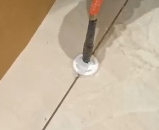 郊区瓷砖空鼓维修公司专业解答瓷砖在铺贴过程中，如果没有涂抹均匀到位的粘结材料（如水泥砂浆或瓷砖胶），可能会导致以下问题