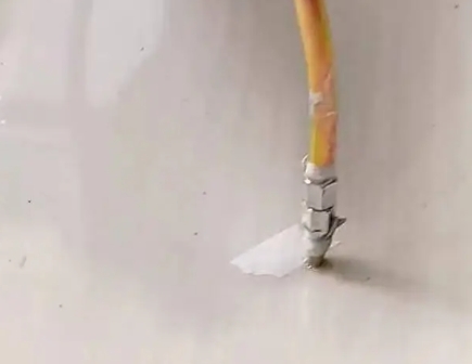 郊区瓷砖空鼓维修公司专业解答在瓷砖铺贴过程中，如果使用的砂料过粗（如全部使用了粗砂），可能会导致以下问题